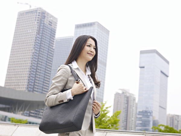 通勤スタイル女性の画像