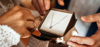 プラチナってどんなもの？ネックレスチェーンの素材の特徴とプラチナネックレスの特徴をご紹介！