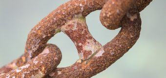 ゴールドジュエリーが錆びる？K10/K18の変色の原因と素材別の正しい対処法