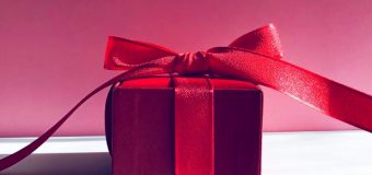 クリスマスプレゼントの予算相場と選び方：年代別ジュエリー解説