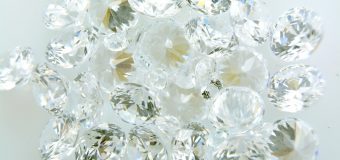 キュービックジルコニアが放つ輝きの秘密｜ダイヤモンド比較