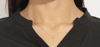 シンプルな一粒ネックレスを着回すコーディネート術：重ね付けとシーン別活用法