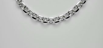 プラチナとシルバー925の違いは？価格、耐久性、ジュエリーケアを比較