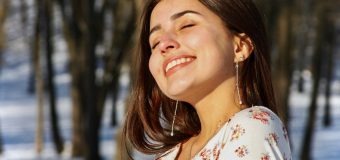 秋のジュエリーケアとコーディネート：乾燥、衣替え、重ね着に潜む落とし穴