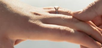 サプライズ成功の鍵！クリスマスに隠れて指輪サイズを測る4つの裏ワザと失敗しないための知識