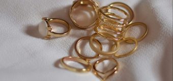 失敗しないリングの重ね付けの法則：素材、太さ、指ごとのレイヤード術