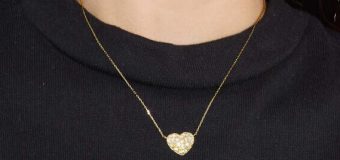 ハートジュエリーを「大人」に着こなす。失敗しないトータルコーディネート術