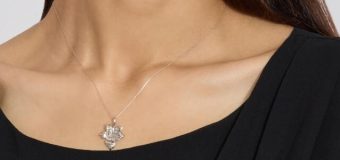 春コーデの服を格上げ「シルバー×プラチナ」透明感コーディネート