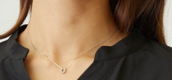 冬コーデを指先から格上げ。プラチナダイヤで叶える「ニットときらめき」の美学