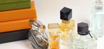 春の風に香る。ララクリスティーのジュエリーと「香水」のペアリングを楽しむ方法