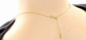 シャツやブラウスの襟元を彩る！デコルテを綺麗に見せるネックレスの長さ調整法