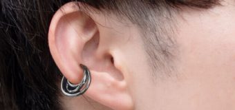 男性もイヤーカフで垢抜ける！初めての一個に選ぶべきデザインと着け方